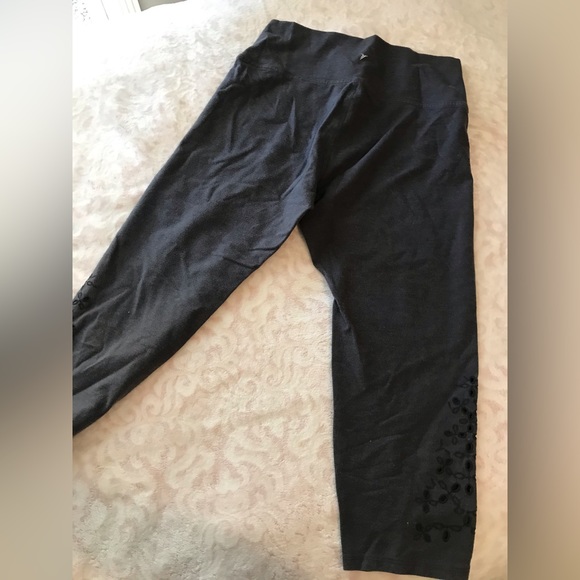 Cute Symmetrically Designed Capri Leggings - Picture 2 of 4